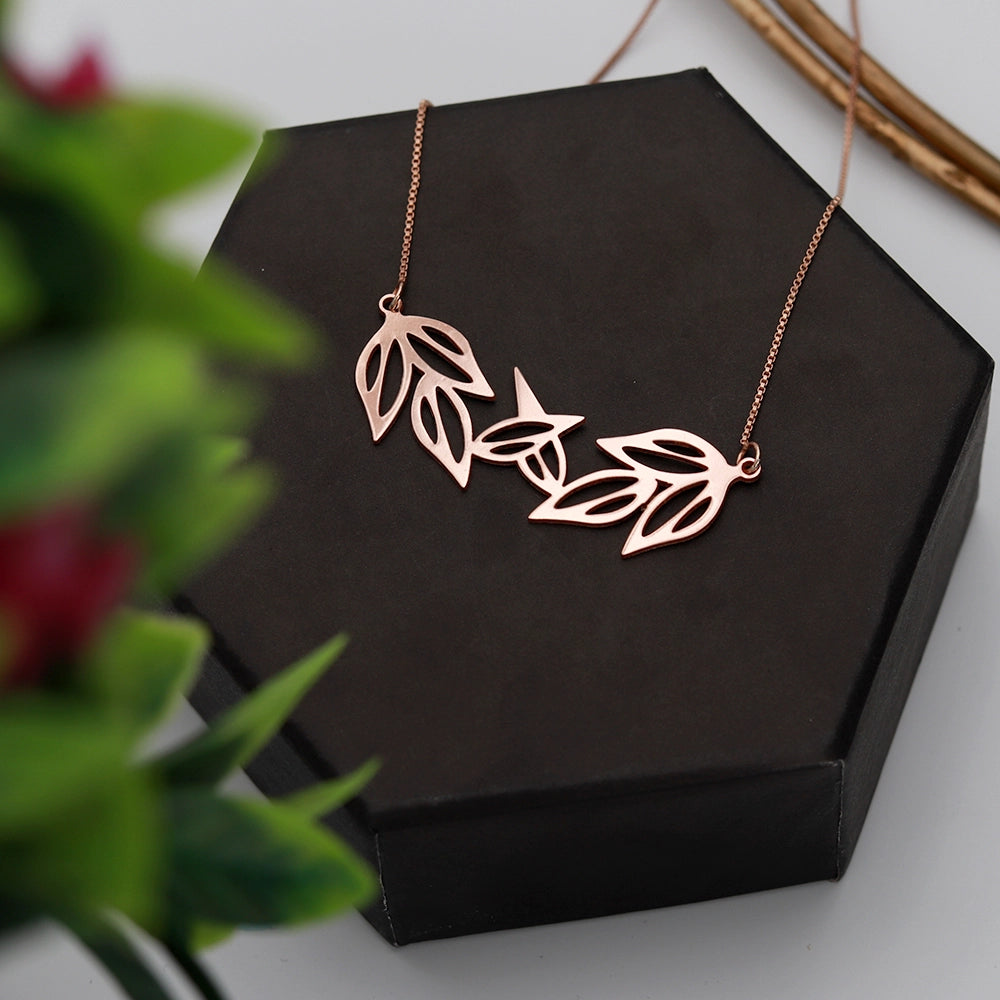 Olive Leaves Necklace Nature-Inspired Jewelry Olive Leaf Pendant Necklace Elegant Metal Necklace High-Quality Jewelry Adjustable Chain Necklace Symbolic Gift Idea