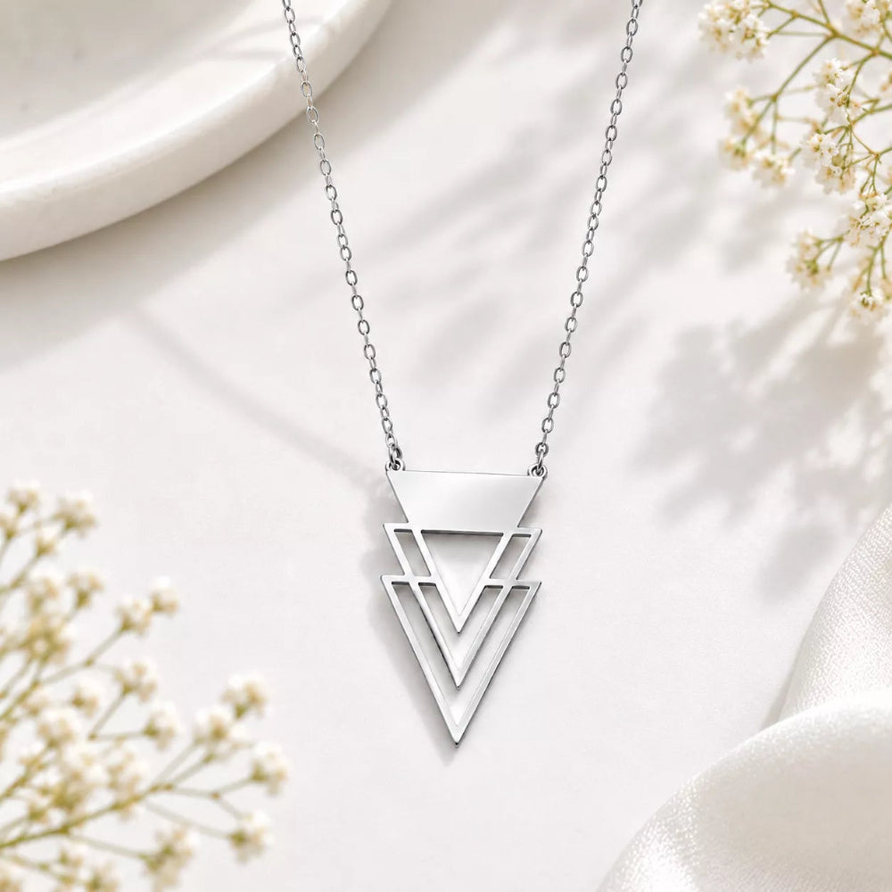 Spearheaded Pendant Necklace