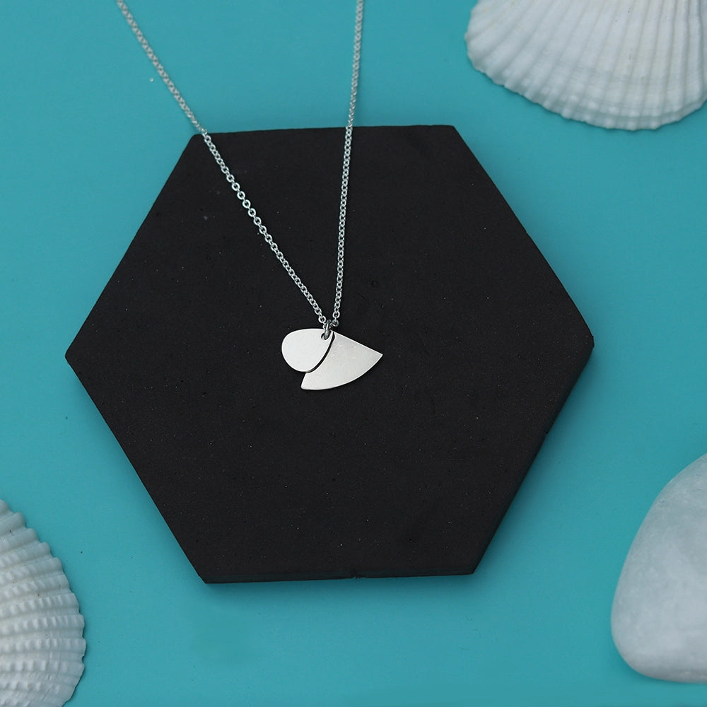 Sea Shells Necklace with elegant sea shell pendants on a delicate chain