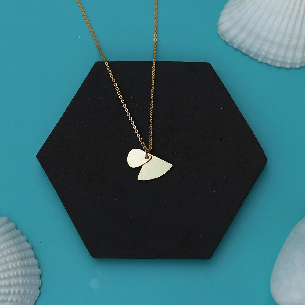 Sea Shells Necklace with elegant sea shell pendants on a delicate chain