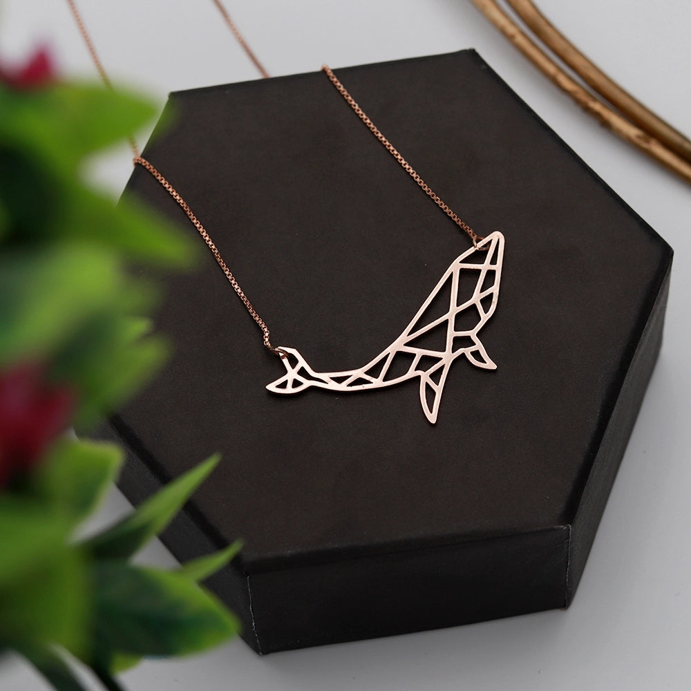 Origami Whale Necklace Whale Pendant Necklace Unique Jewelry Piece Elegant Ocean-Inspired Jewelry High-Quality Metal Necklace Adjustable Chain Necklace Artistic Whale Accessory