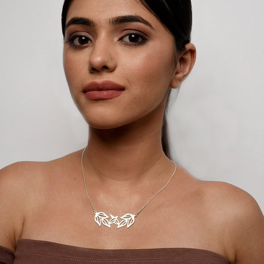 Olive Leaves Necklace Nature-Inspired Jewelry Olive Leaf Pendant Necklace Elegant Metal Necklace High-Quality Jewelry Adjustable Chain Necklace Symbolic Gift Idea