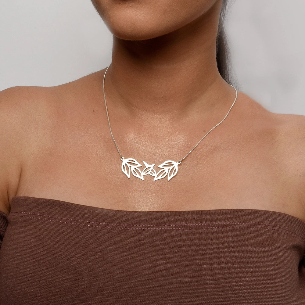 Olive Leaves Necklace Nature-Inspired Jewelry Olive Leaf Pendant Necklace Elegant Metal Necklace High-Quality Jewelry Adjustable Chain Necklace Symbolic Gift Idea