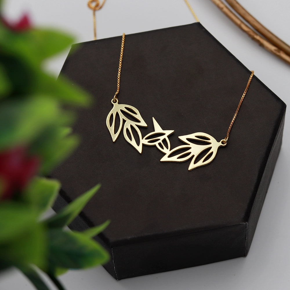 Olive Leaves Necklace Nature-Inspired Jewelry Olive Leaf Pendant Necklace Elegant Metal Necklace High-Quality Jewelry Adjustable Chain Necklace Symbolic Gift Idea