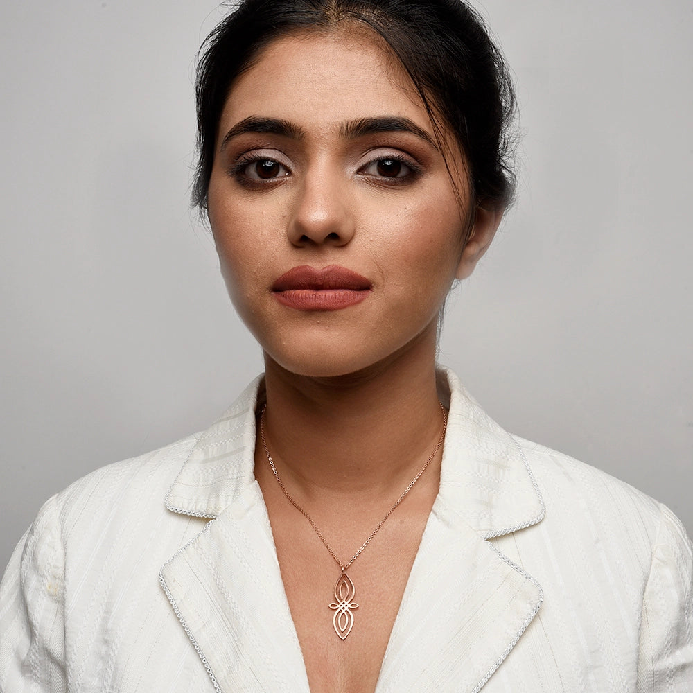 eaf Celtic Knot Necklace Celtic Knot Jewelry Leaf Pendant Necklace Elegant Symbolic Necklace High-Quality Metal Necklace Adjustable Chain Necklace Unique Jewelry Gift