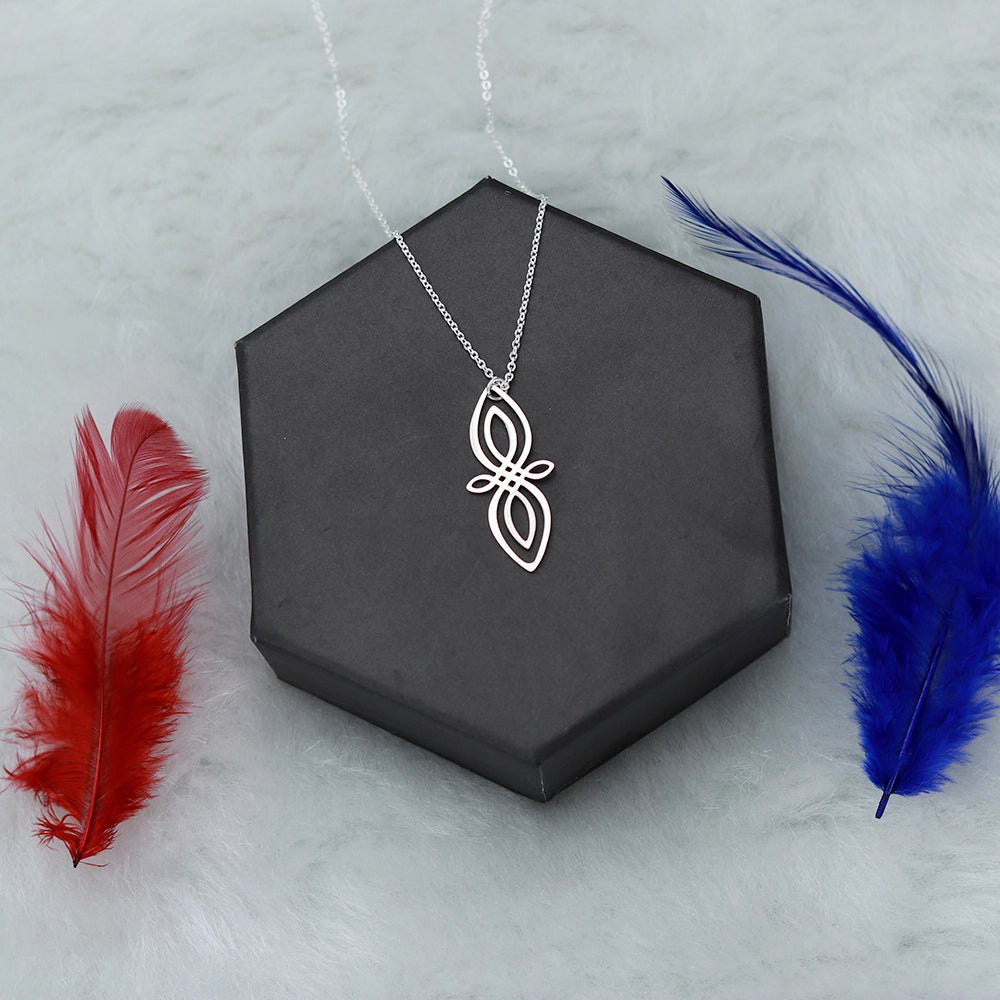 eaf Celtic Knot Necklace Celtic Knot Jewelry Leaf Pendant Necklace Elegant Symbolic Necklace High-Quality Metal Necklace Adjustable Chain Necklace Unique Jewelry Gift