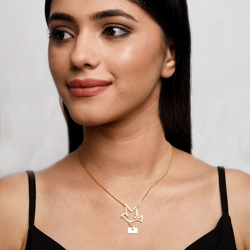 Free in Love Necklace Heart Pendant Necklace Elegant Love Jewelry High-Quality Metal Necklace Adjustable Chain Necklace Romantic Heart Jewelry Meaningful Gift Idea