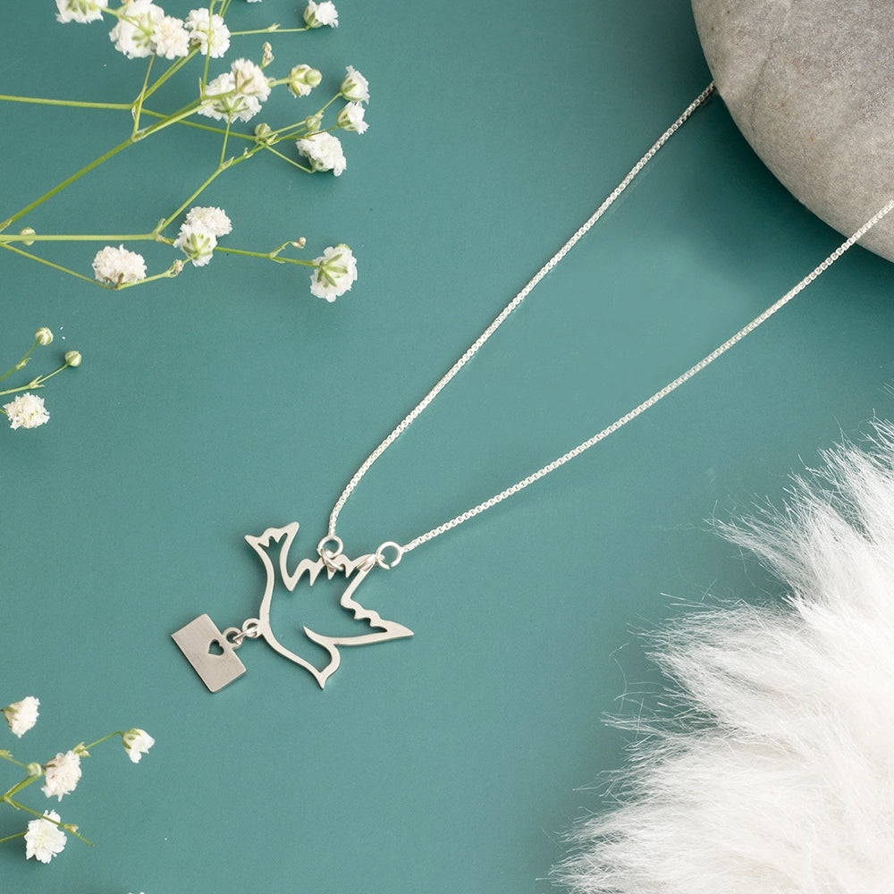 Free in Love Necklace Heart Pendant Necklace Elegant Love Jewelry High-Quality Metal Necklace Adjustable Chain Necklace Romantic Heart Jewelry Meaningful Gift Idea