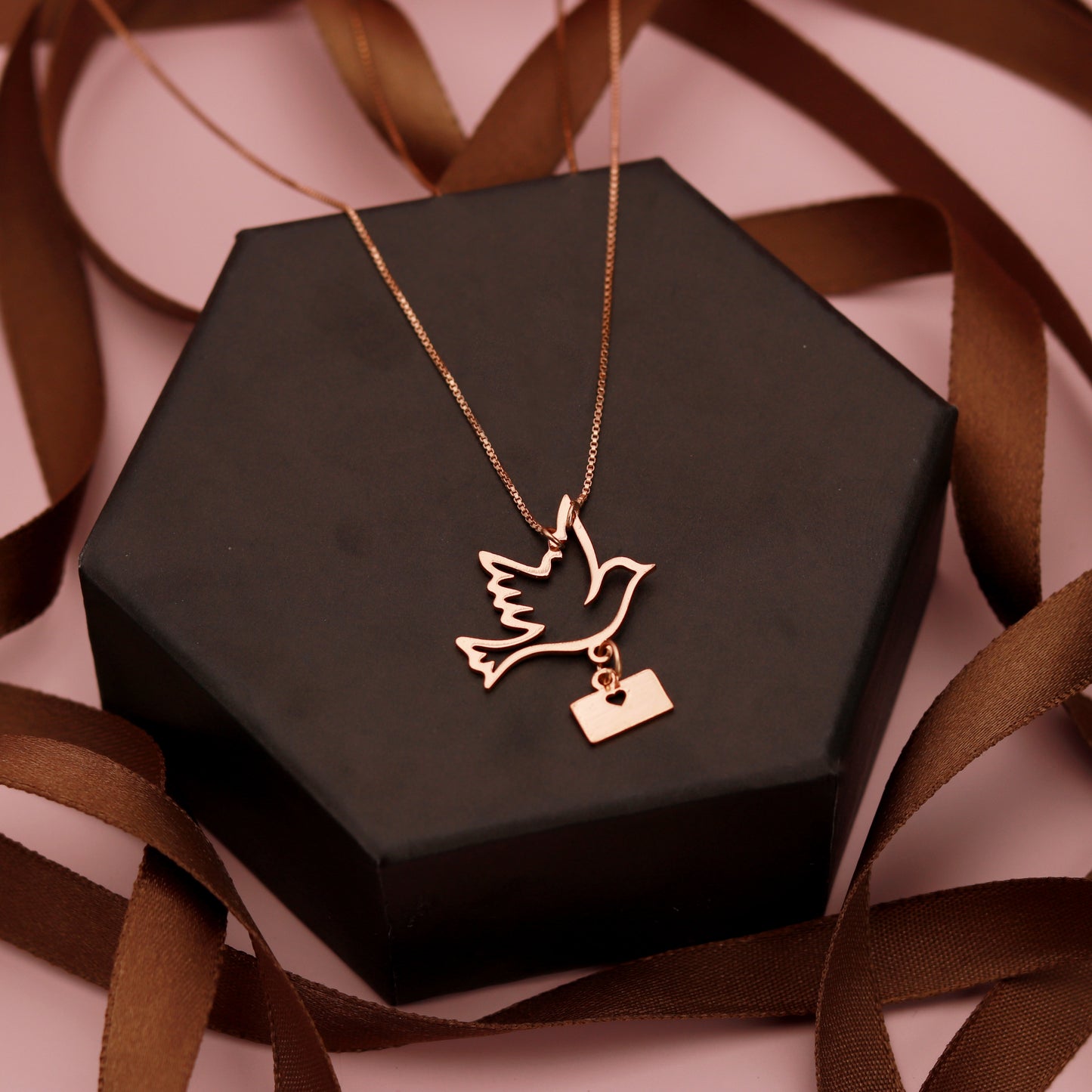 Free in Love Necklace Heart Pendant Necklace Elegant Love Jewelry High-Quality Metal Necklace Adjustable Chain Necklace Romantic Heart Jewelry Meaningful Gift Idea
